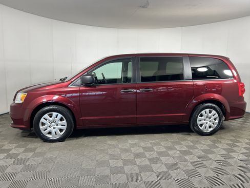 Used 2020 Dodge Grand Caravan SE w/ UConnect Hands-Free Group FWD image 2
