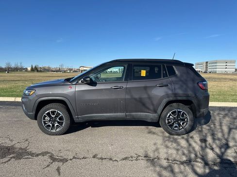 Used 2024 Jeep Compass Trailhawk w/ Trailhawk Convenience Group image 8