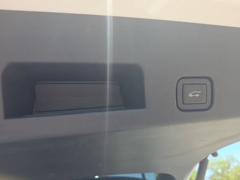 Used 2025 Chevrolet Traverse LT FWD image 25