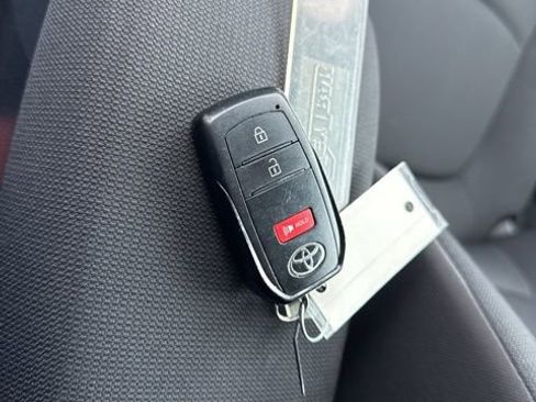 Used 2024 Toyota Corolla Cross LE image 31