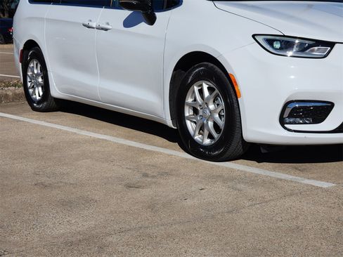 Used 2025 Chrysler Pacifica Select image 11