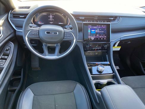 New 2025 Jeep Grand Cherokee Laredo image 9