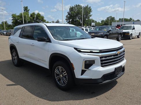 Used 2025 Chevrolet Traverse LT AWD/4WD image 8