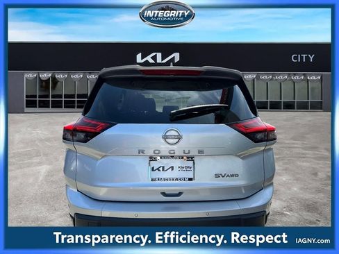 Used 2024 Nissan Rogue SV image 4