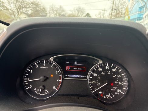 Used 2019 Nissan Pathfinder SL image 14