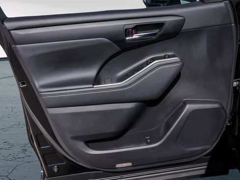 Used 2023 Toyota Highlander XLE image 26