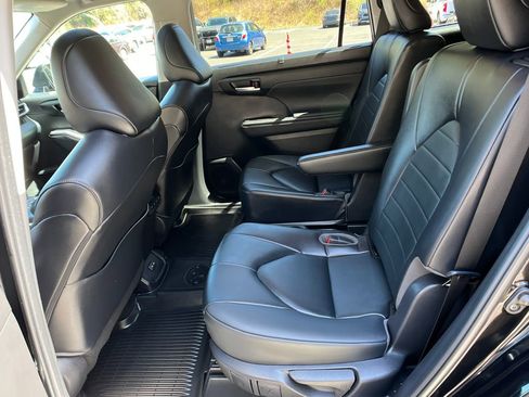 Used 2023 Toyota Highlander XLE AWD/4WD image 22
