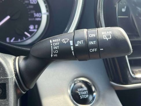 Used 2023 Toyota Highlander XLE AWD/4WD image 30