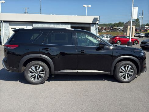 Used 2025 Nissan Pathfinder SL AWD/4WD image 6