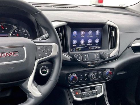 Used 2024 GMC Terrain SLT image 6