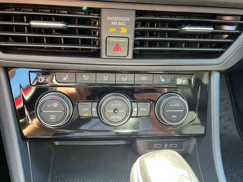 Used 2023 Volkswagen Jetta SE FWD image 17