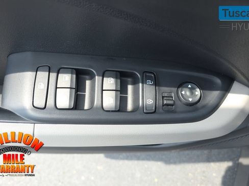 Used 2023 Hyundai Venue SEL FWD image 13