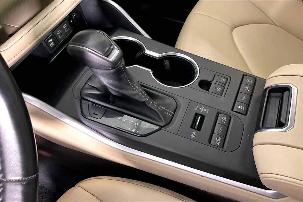Used 2022 Toyota Highlander XLE AWD/4WD image 16