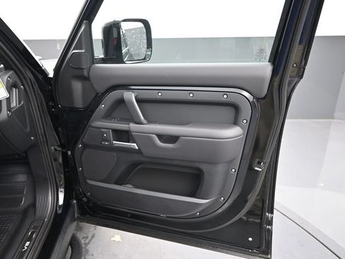 Used 2025 Land Rover Defender 110 V8 AWD/4WD image 4