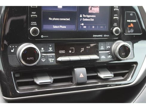 Used 2021 Toyota Highlander XLE AWD/4WD image 25