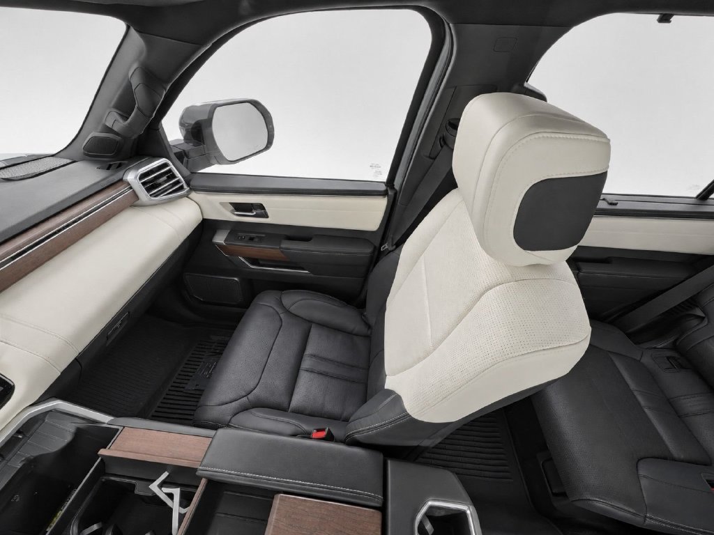 Used 2025 Toyota Sequoia Capstone AWD/4WD image 14