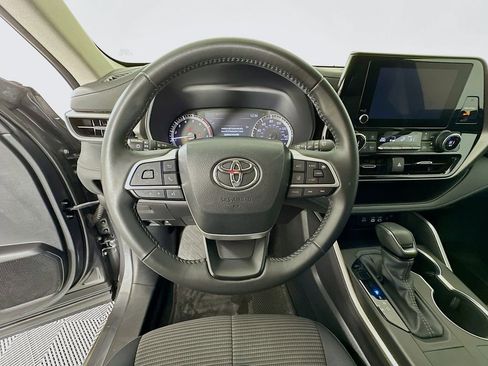 Used 2024 Toyota Highlander LE image 11