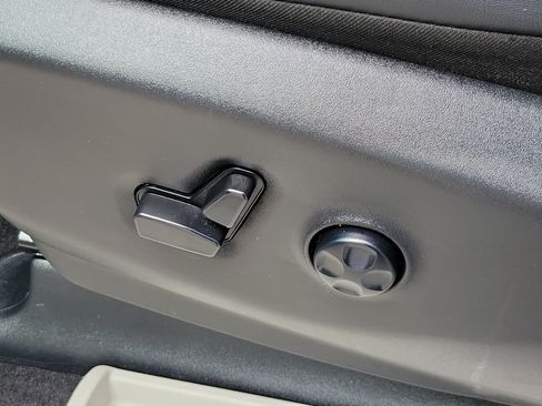 Used 2024 Chrysler Pacifica Touring-L w/ Road Tripper Package FWD image 8