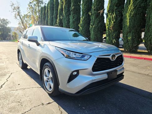 Used 2020 Toyota Highlander LE image 1