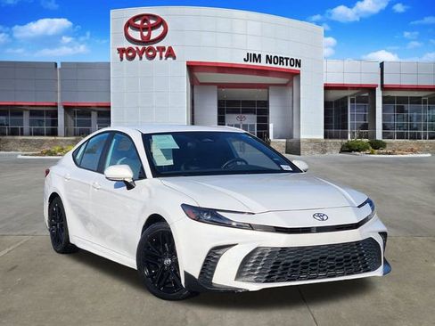 Used 2025 Toyota Camry SE image 1