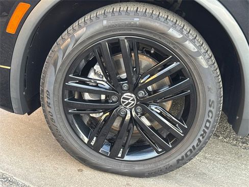 Certified 2022 Volkswagen Tiguan SE R-Line image 9
