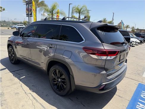 Used 2019 Toyota Highlander SE FWD image 4