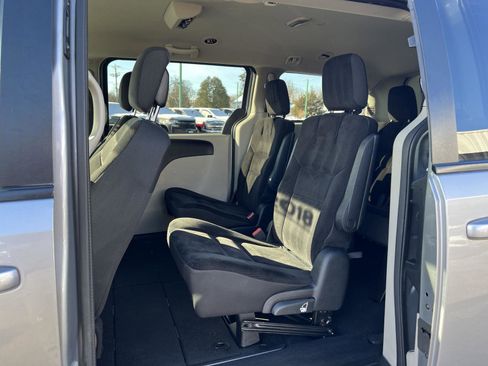 Used 2018 Dodge Grand Caravan SE w/ UConnect Hands-Free Group image 30