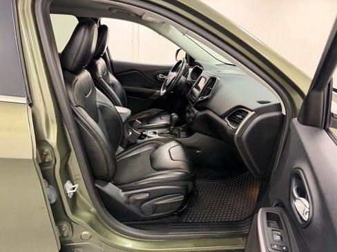 Used 2019 Jeep Cherokee Latitude Plus w/ Cold Weather Group AWD/4WD image 10