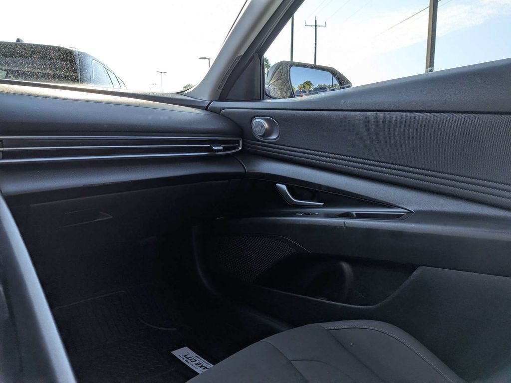 Used 2025 Hyundai Elantra SEL FWD image 15