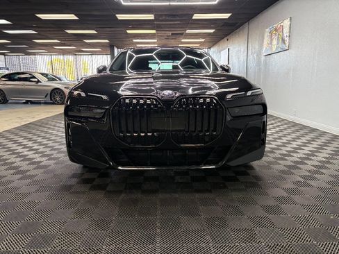 Used 2025 BMW 740i w/ Premium Package image 4