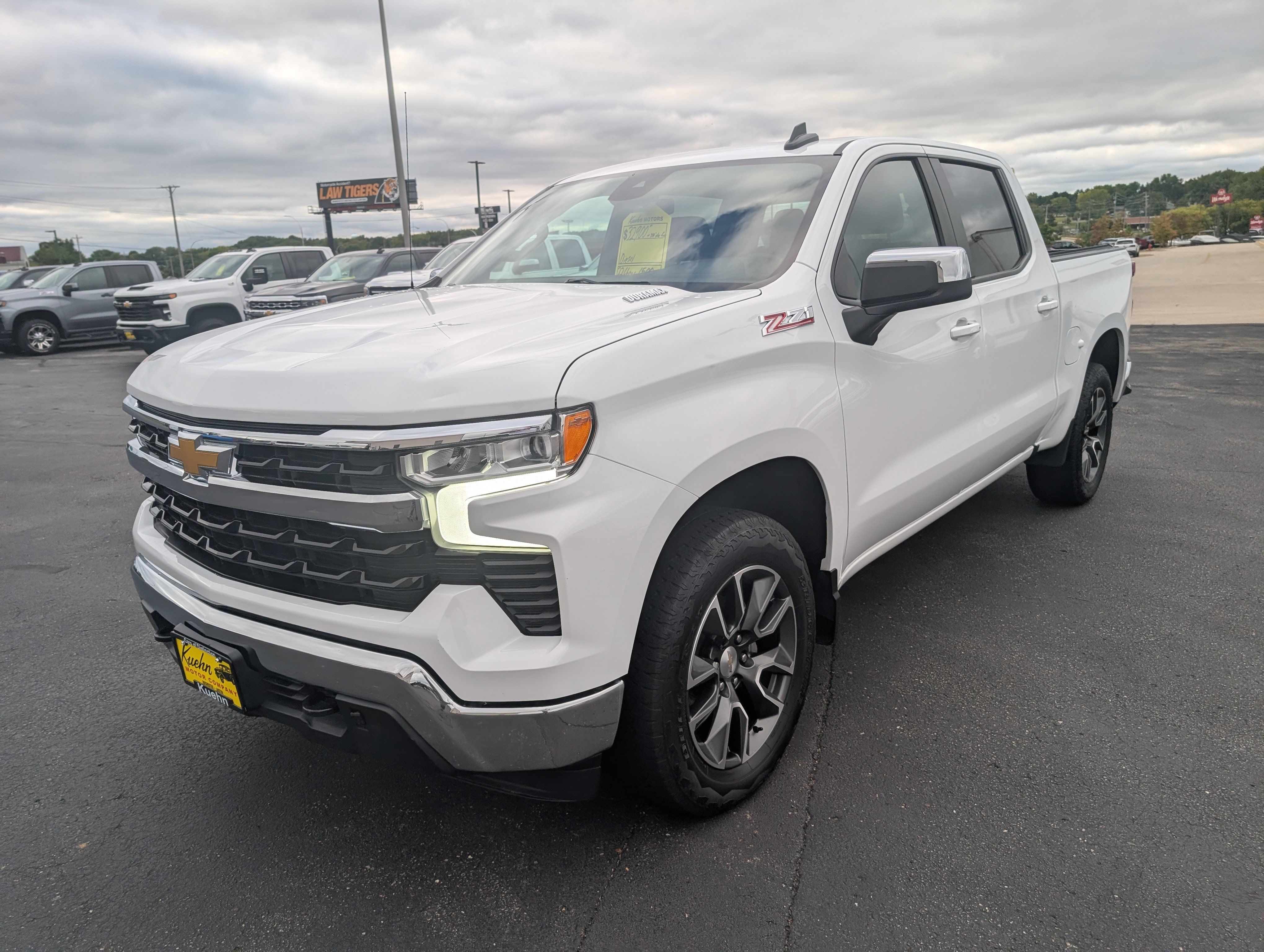 Used 2022 Chevrolet Silverado 1500 LT AWD/4WD image 4
