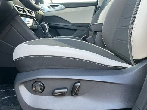 New 2025 Volkswagen Taos SE image 22