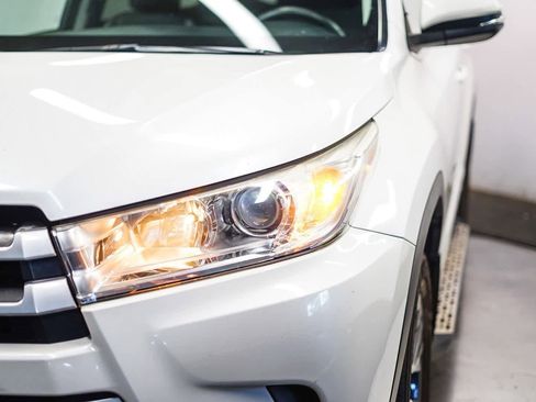 Used 2017 Toyota Highlander Plus w/ Carpet Mat Package image 7