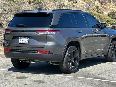 Used 2024 Jeep Grand Cherokee Altitude image 3