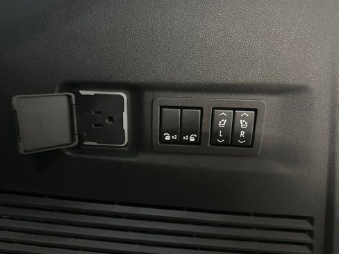 Used 2023 Chevrolet Suburban RST w/ Sport Performance Package image 29