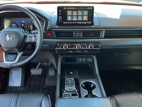 Used 2025 Honda Pilot Elite image 16