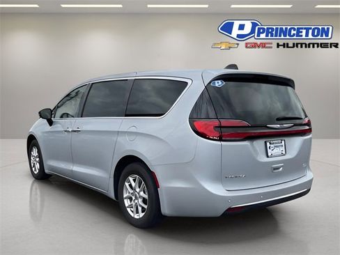 Used 2024 Chrysler Pacifica Touring-L image 5