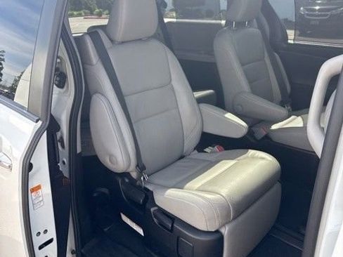 Used 2019 Toyota Sienna Limited Premium image 10