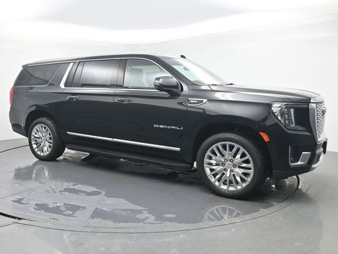 Used 2024 GMC Yukon XL Denali w/ Advanced Technology Package image 7