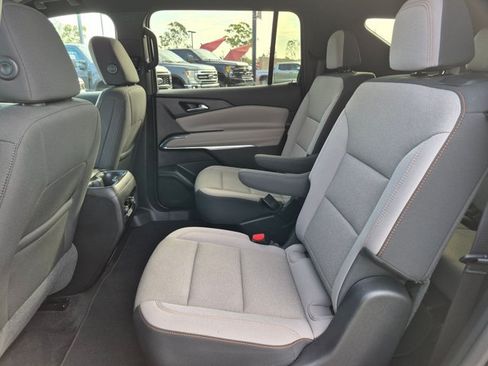 Used 2025 Chevrolet Traverse LT FWD image 19