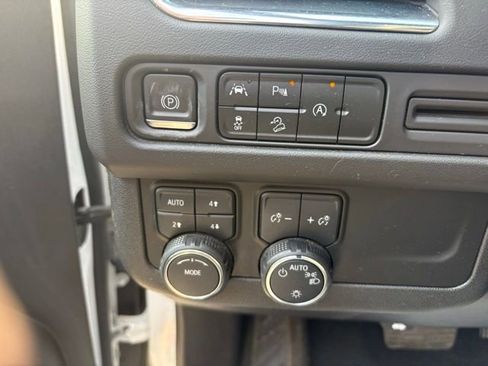 Used 2023 Chevrolet Suburban Premier image 12