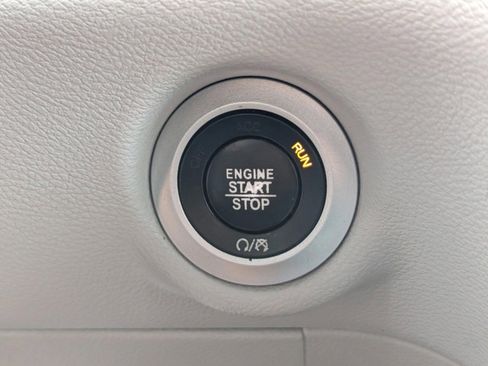 Used 2017 Chrysler Pacifica Touring-L image 40