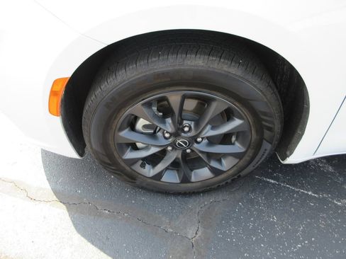 Used 2025 Chrysler Pacifica Select w/ Fav Edition Package FWD image 14