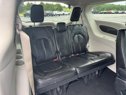Used 2023 Chrysler Pacifica Touring-L FWD image 10