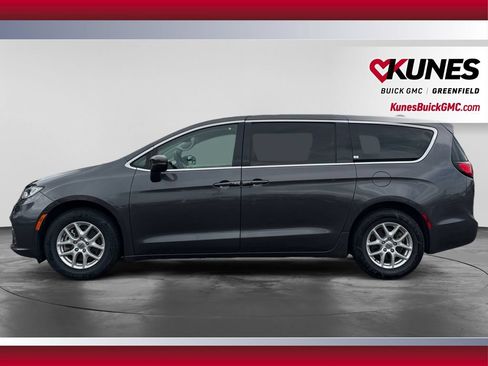 Used 2023 Chrysler Pacifica Touring-L FWD image 6