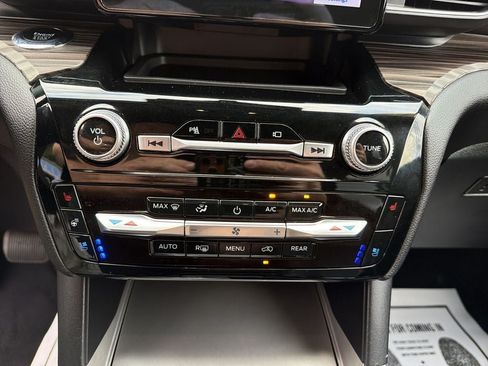 Used 2023 Ford Explorer Limited w/ Equipment Group 301A AWD/4WD image 20