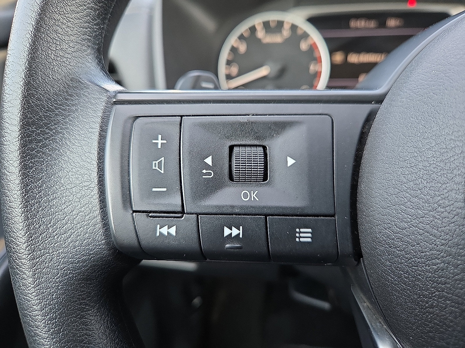 Used 2024 Nissan Rogue S FWD image 19