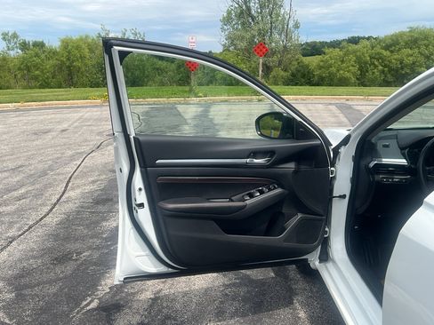Used 2023 Nissan Altima 2.5 SR AWD/4WD image 10