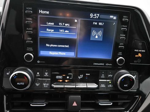 Used 2021 Toyota Highlander XLE AWD/4WD image 14