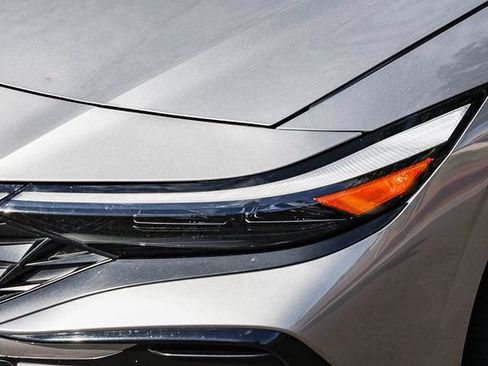 Certified 2025 Hyundai Elantra SEL FWD image 8